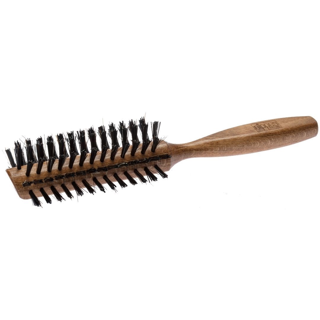 Haarbürste mit Holzgriff. Borsten Rosshaar/Nylon Mix. Braunes Buchenholz. Griff mit Logo. Gesamtaufnahme, leicht schräg.