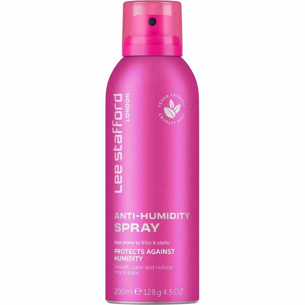 Rosa Sprühflasche mit Aufschrift 'Lee Stafford Anti-Humidity Spray'. Vegan- und tierversuchsfrei-Logo.