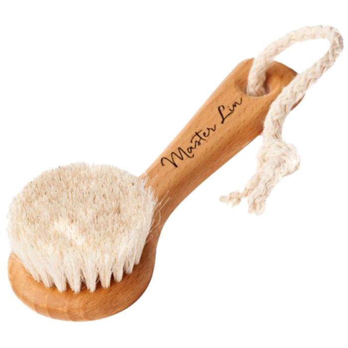 Gesichtsbürste aus Holz mit Borsten. Der Griff trägt den Schriftzug "Master Lin". Mit Schlaufe zum Aufhängen.