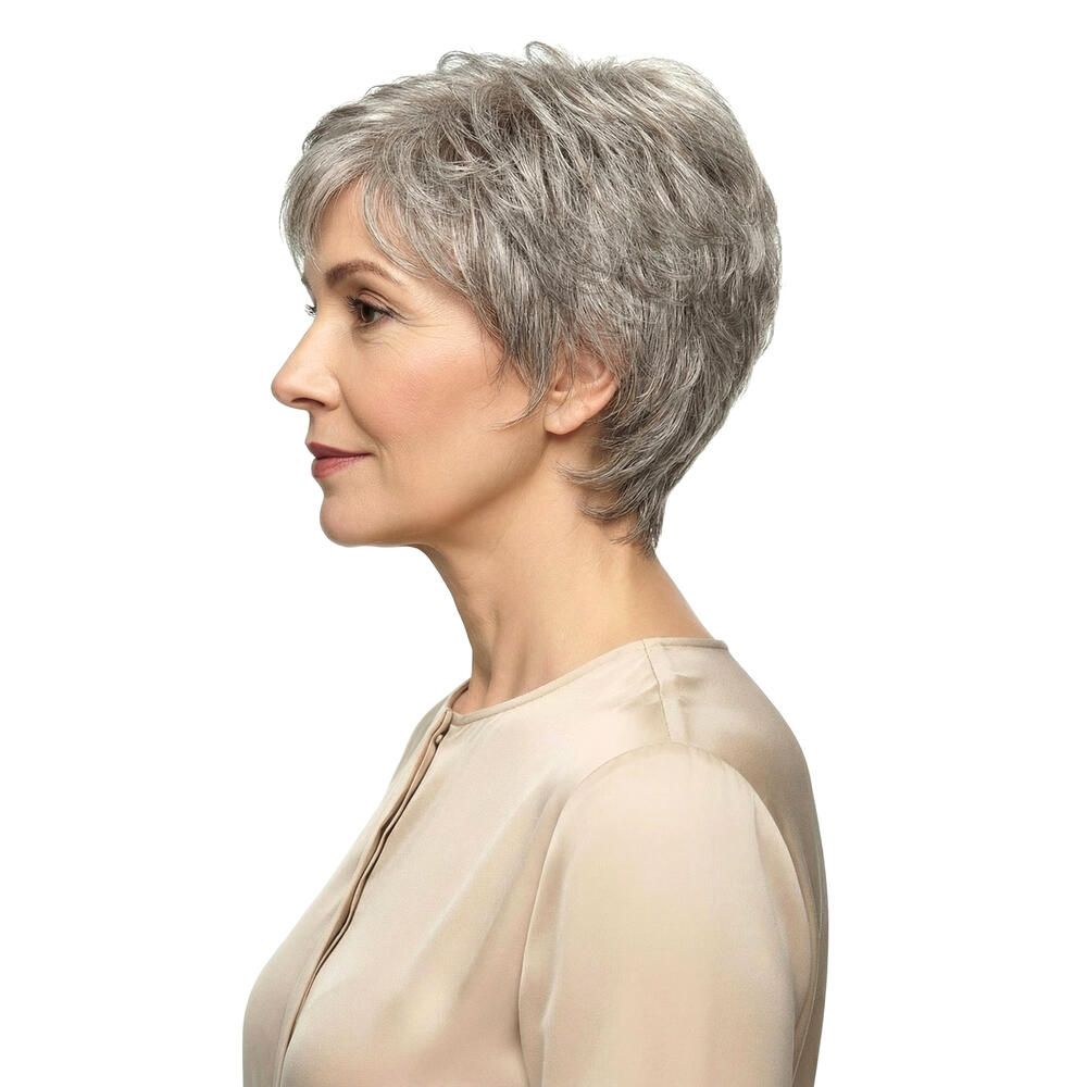 Profil einer Frau mit grauer Kurzhaarperücke. Helles Oberteil. Weißer Hintergrund.