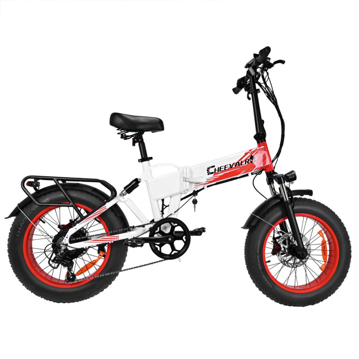 E-Bike mit roten Felgen. Weißes Rahmendesign mit roter Akzentfarbe. Schwarze Reifen und Sattel. Gepäckträger.