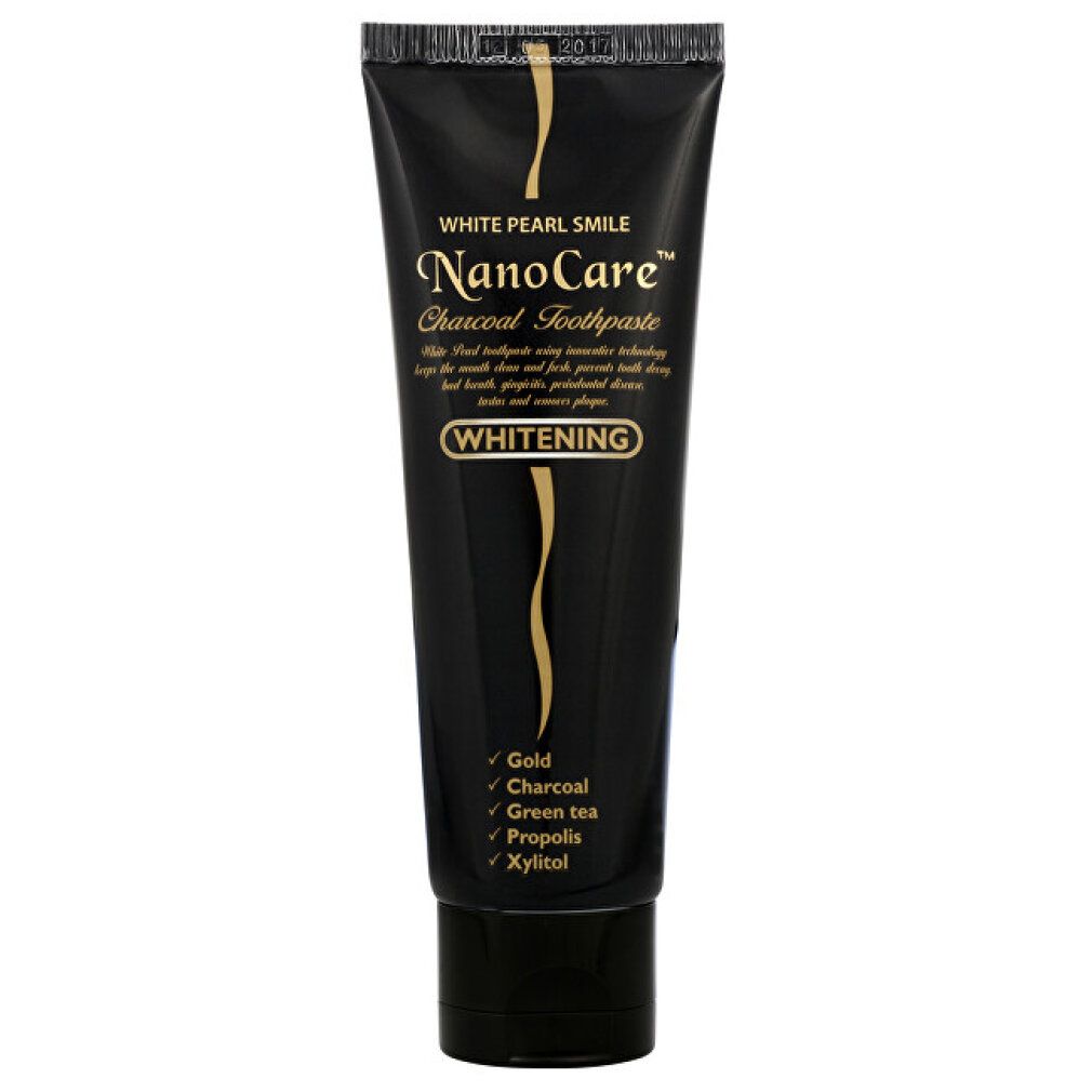 Schwarze Zahnpasta-Tube mit goldfarbener Schrift. Aufschrift: White Pearl Smile NanoCare Charcoal Toothpaste Whitening. Inhaltsstoffe: Gold, Aktivkohle, Grüntee, Propolis, Xylitol.