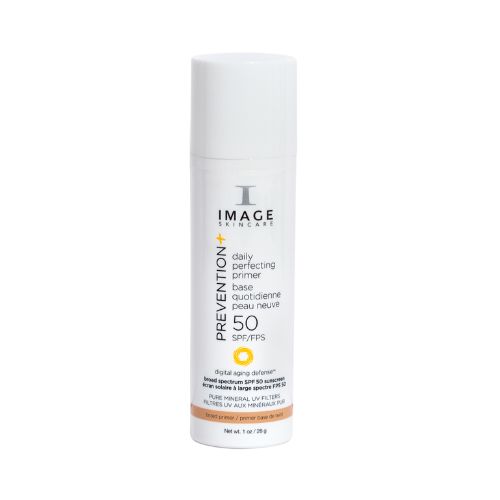Weiße Flasche mit Produkt. Text: IMAGE Skincare PREVENTION daily perfecting primer SPF 50.