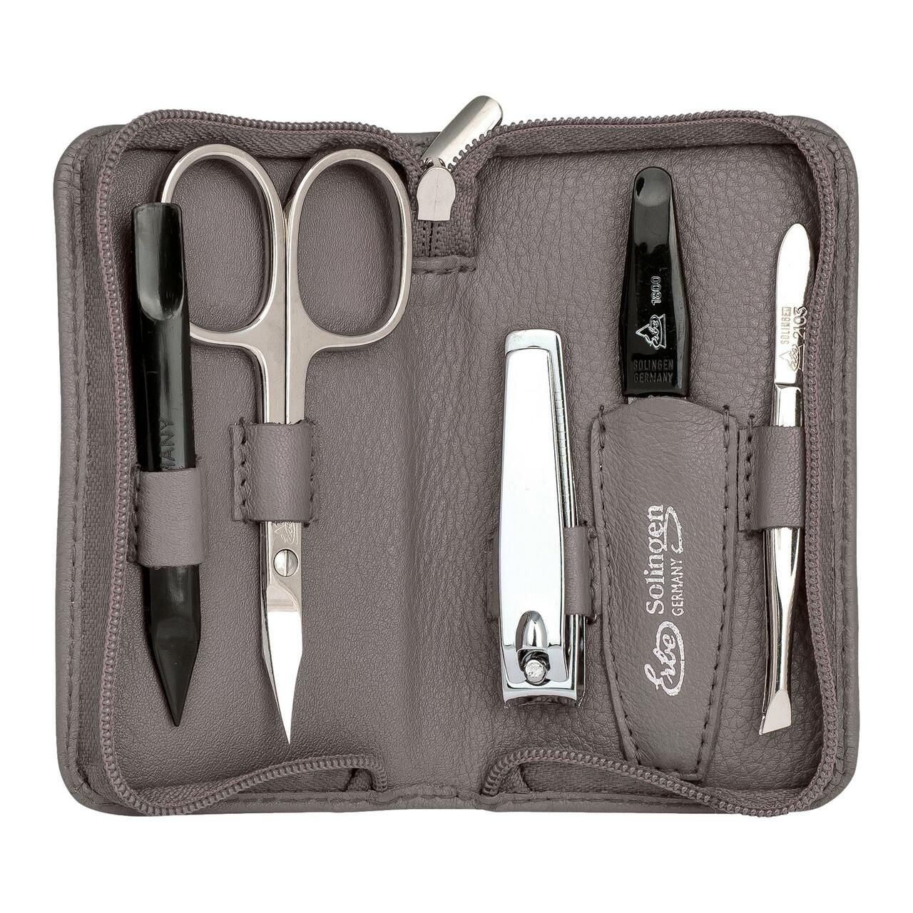 Geöffnetes Etui mit Maniküre-Werkzeugen. Enthält Nagelschere, Nagelfeile, Nagelknipser, Hautschieber. Marke Erbe Solingen.