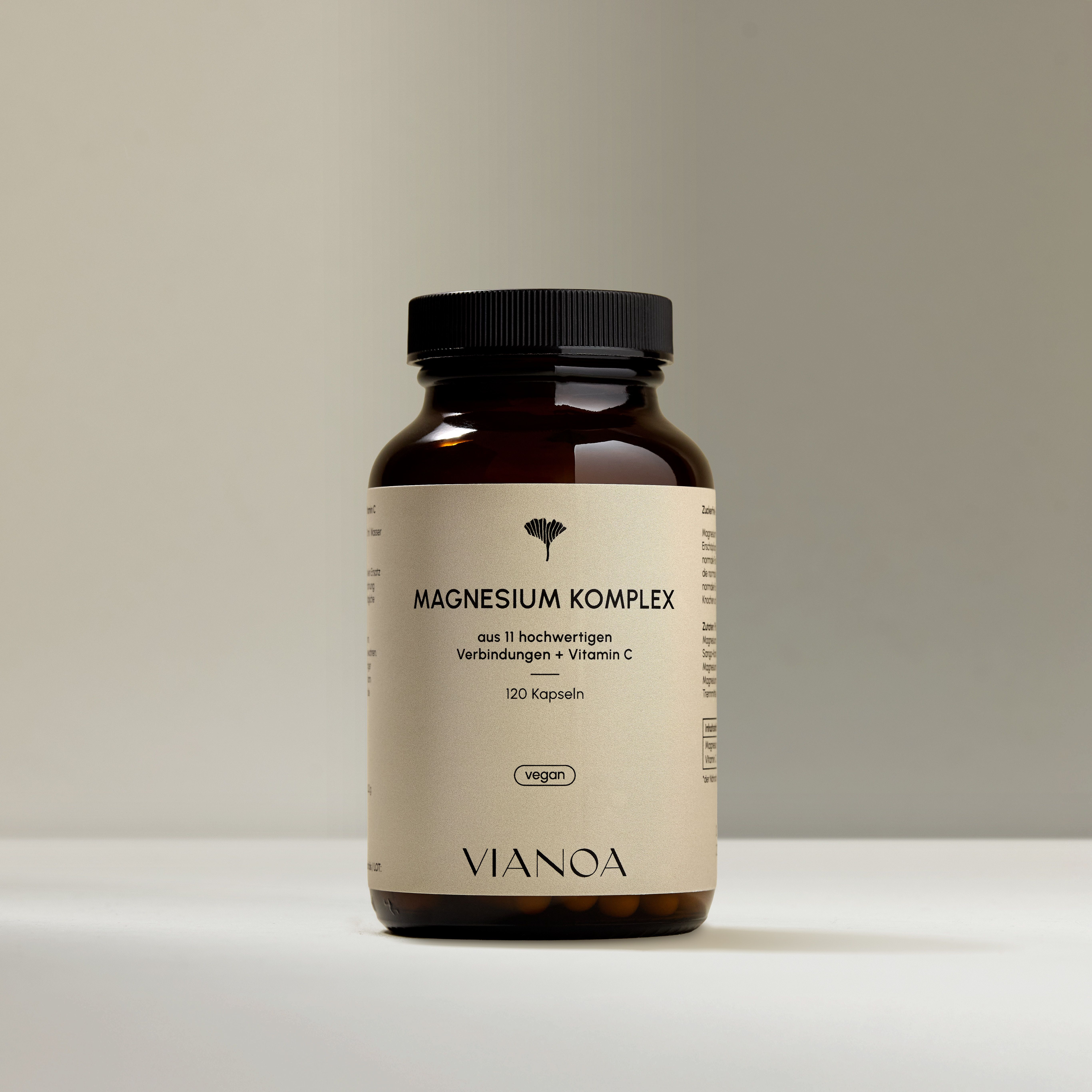 VIANOA Magnesium Komplex Kapseln in brauner Glasflasche mit schwarzem Deckel. Etikett mit Ginkgoblatt-Logo und Produktinformationen.