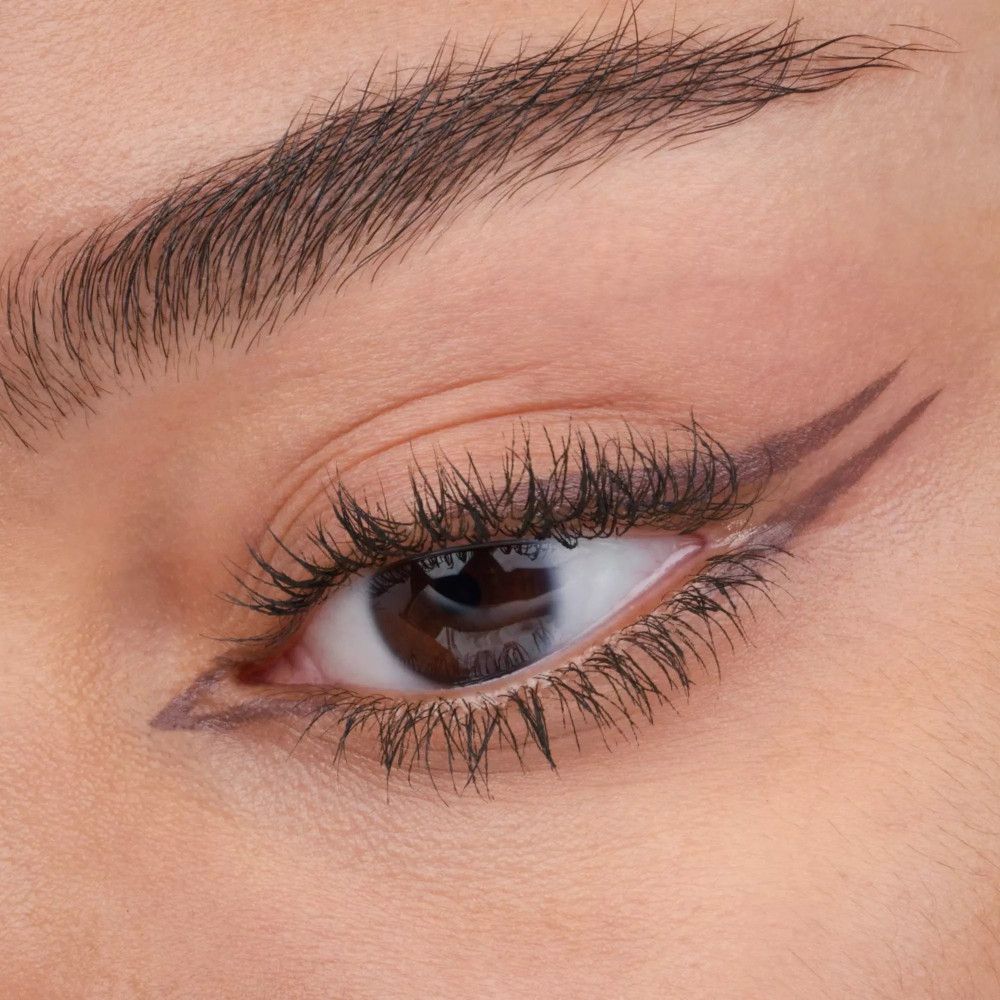 Auge mit braunem Eyeliner. Wimpern betont. Braune Lidstrich.