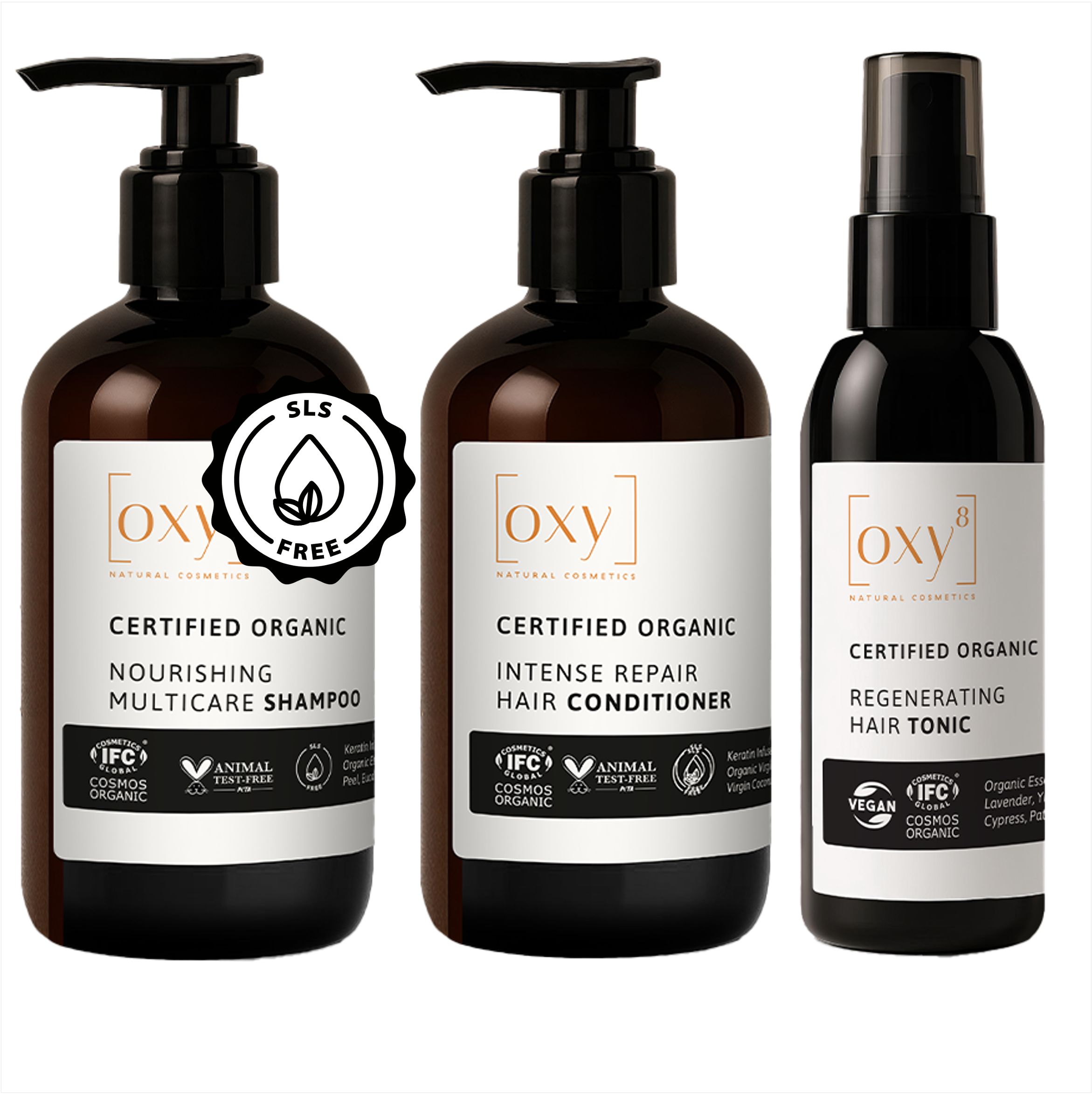 Drei Flaschen oxy8 Naturkosmetik. Shampoo, Spülung und Haartonic. Braune Flaschen mit schwarzem Pumpkopf und Sprühkopf.