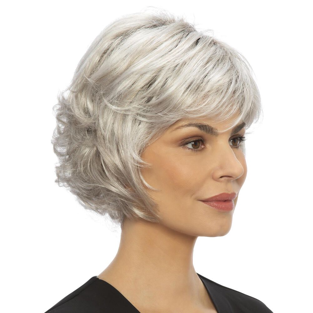 Perücke mit kurzem, grauem Haar und Pony. Dreiviertelansicht einer Frau.