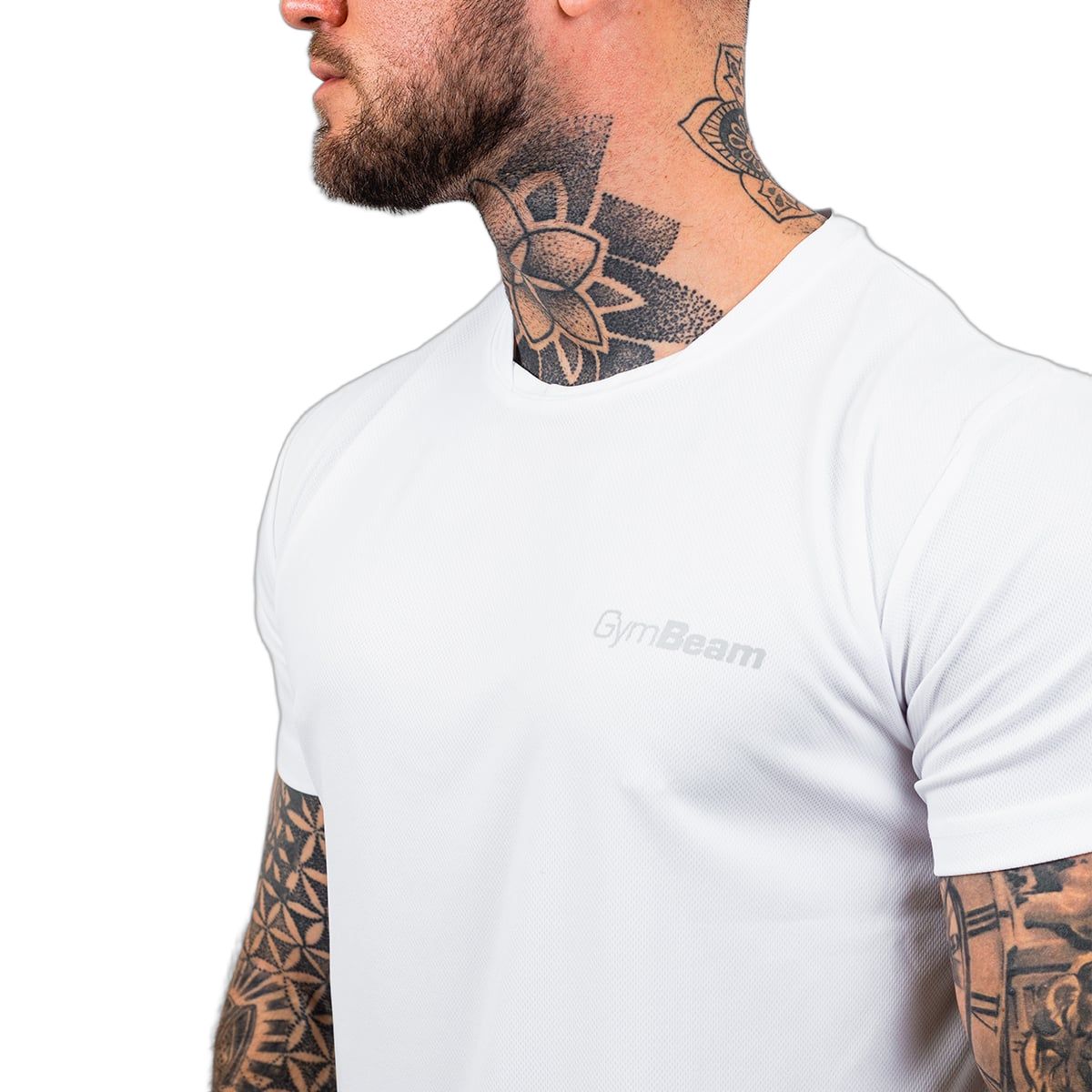Detailansicht des weißen Herren TRN T-Shirts. Logo 'GymBeam' auf der linken Brustseite.