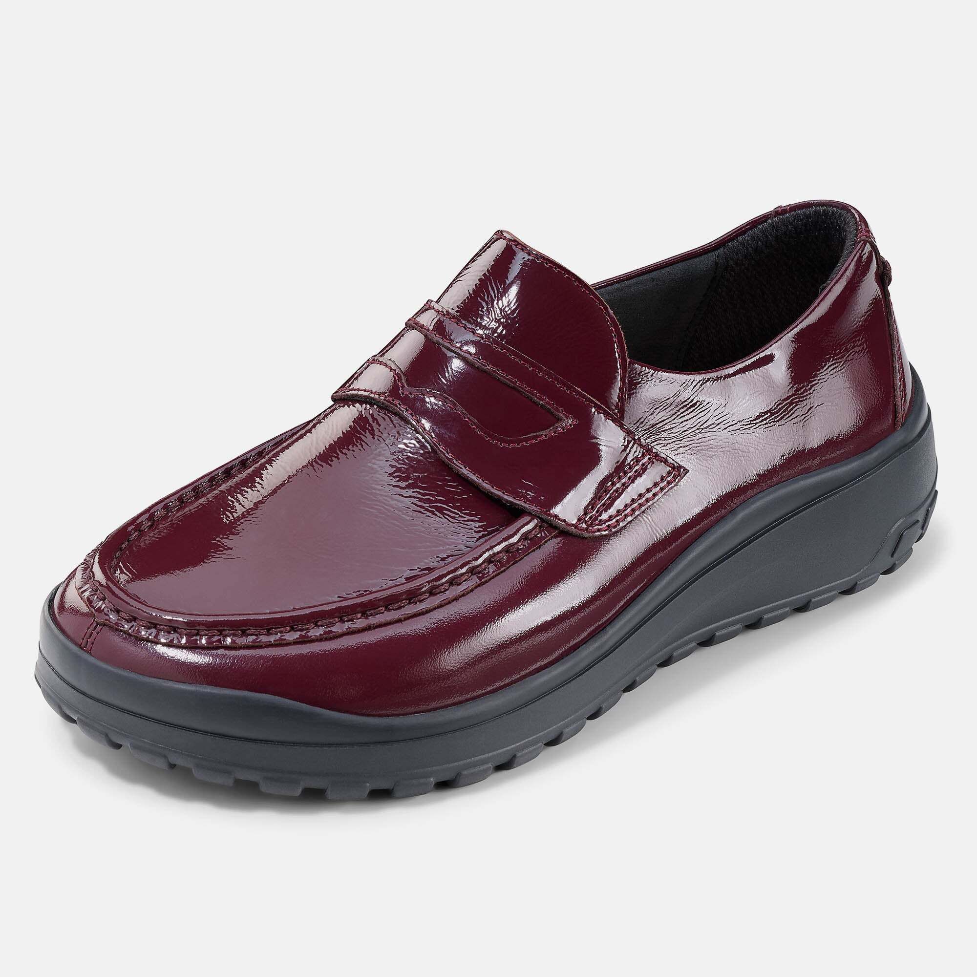 Ein bordeauxroter Damen-Slipper aus Lackleder mit breiter Passform, schräg von vorne.