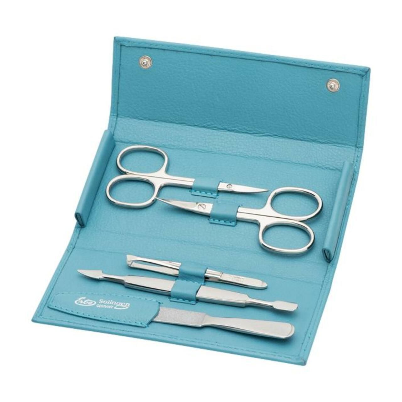 Maniküre-Set im blauen Lederetui. Enthält Schere, Nagelfeile, Hautschieber und Pinzette. Druckknopfverschluss.
