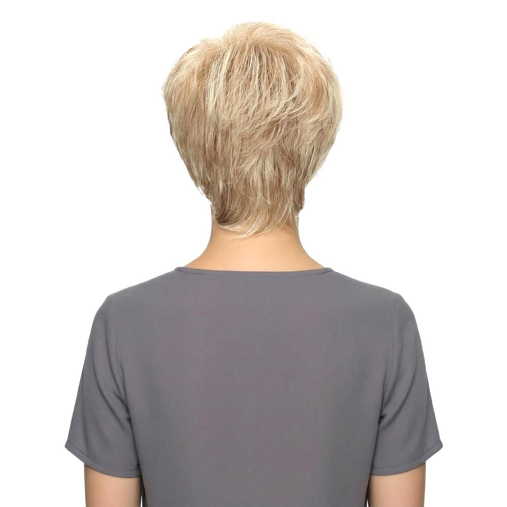 Kurzhaarperücke, blondiert, Rückansicht. Die Perücke ist gestuft geschnitten.