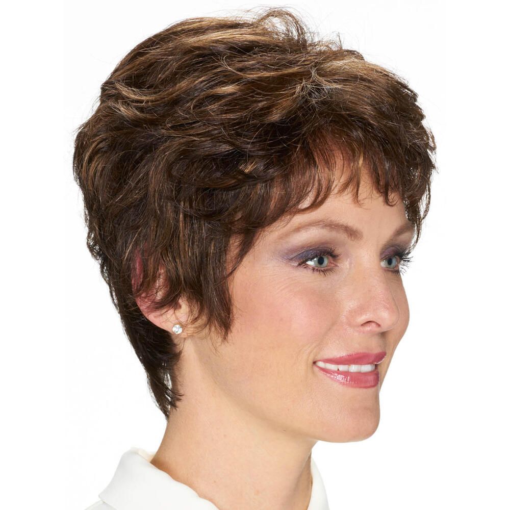 Kurzhaarperücke mit gewelltem Haar in Braun- und Blondtönen. Die Perücke bedeckt den Kopf einer Frau, die zur Seite schaut.