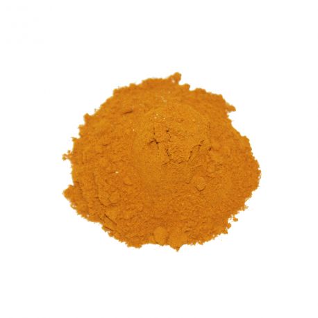 Haufen von gemahlenem Curcuma, gelb-orange Farbe, auf weißem Hintergrund. Pulverige Textur.