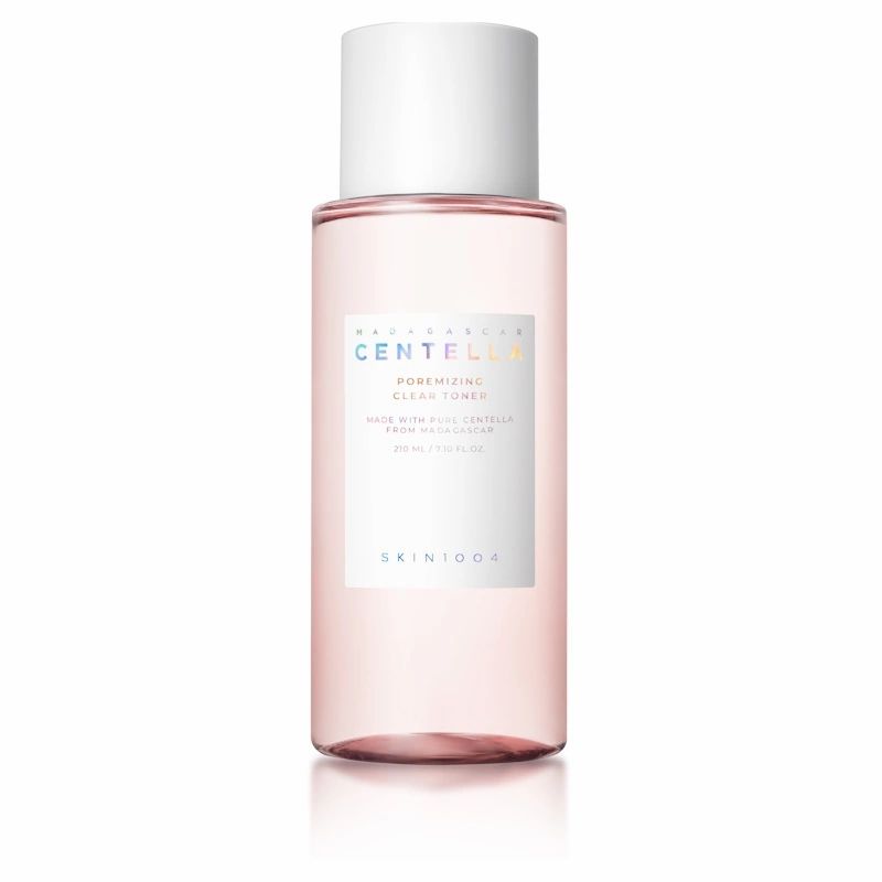 Transparente Flasche mit weißem Deckel. Aufkleber mit Produktnamen und Logo. Rosa Flüssigkeit sichtbar.