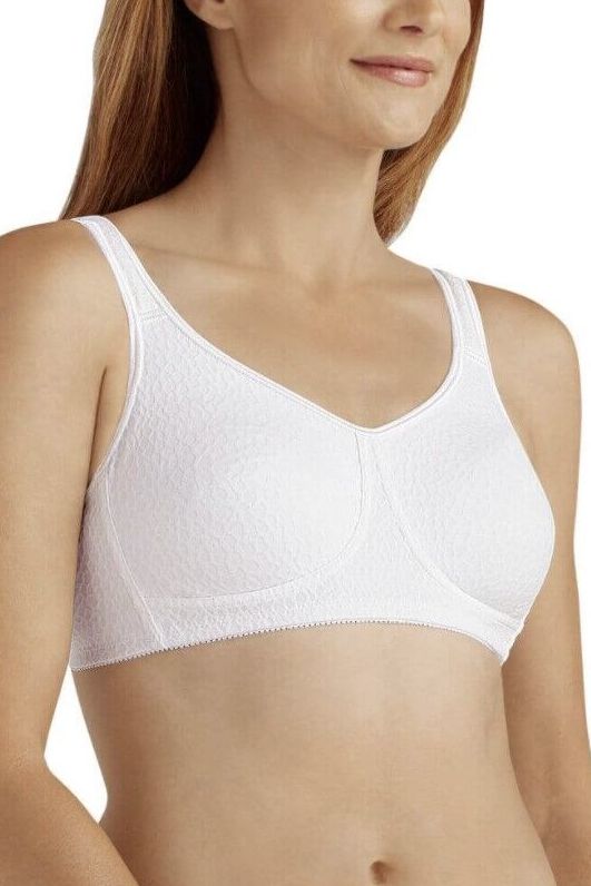Weißer BH mit gepunktetem Muster. Breite Träger, Bügel-Design. Frau trägt den BH.