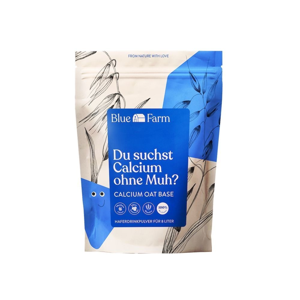 Blaue Tüte mit Aufschrift: Du suchst Calcium ohne Muh? Calcium Oat Base. Haferdrinkpulver für 8 Liter. Logo: 100% bio.
