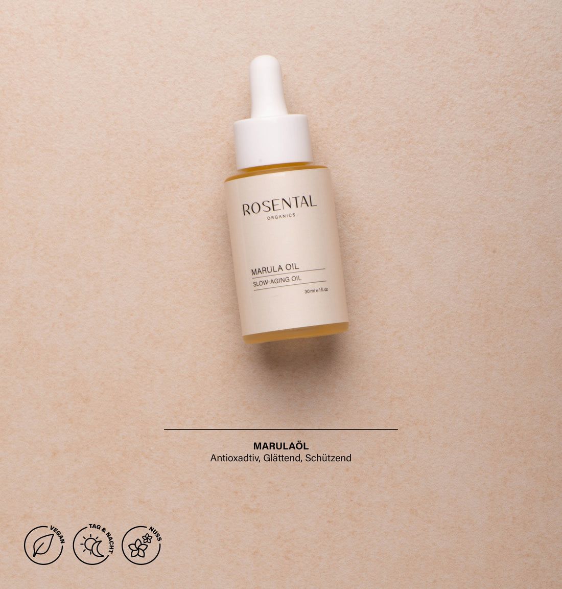 Rosental Organics Marula Oil Flasche auf beigem Untergrund. Produktname und Eigenschaften auf dem Etikett. Vegan- und Naturkosmetik-Symbole.