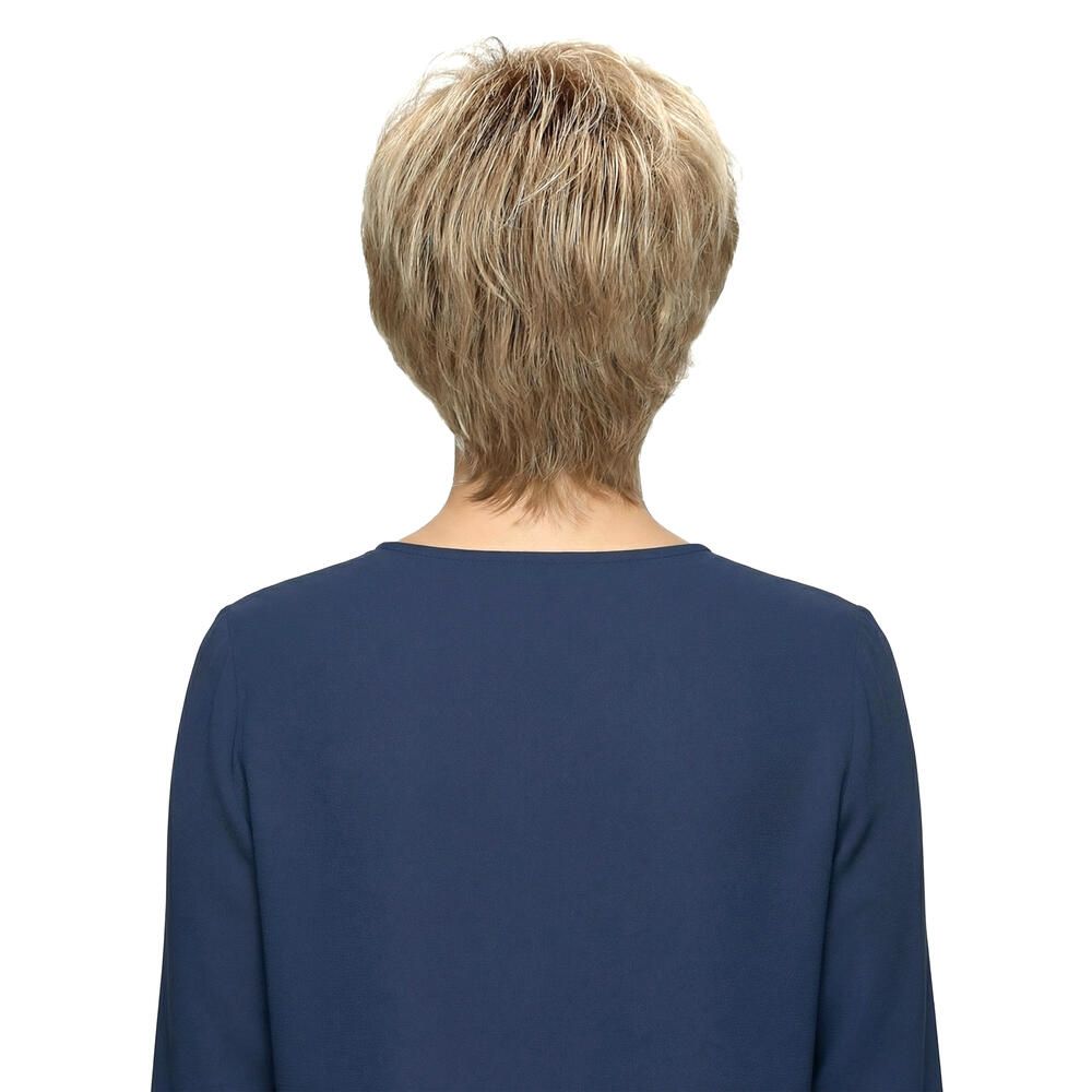 Kurzhaarperücke, blond-aschfarben. Rückansicht einer Frau mit blauem Oberteil.