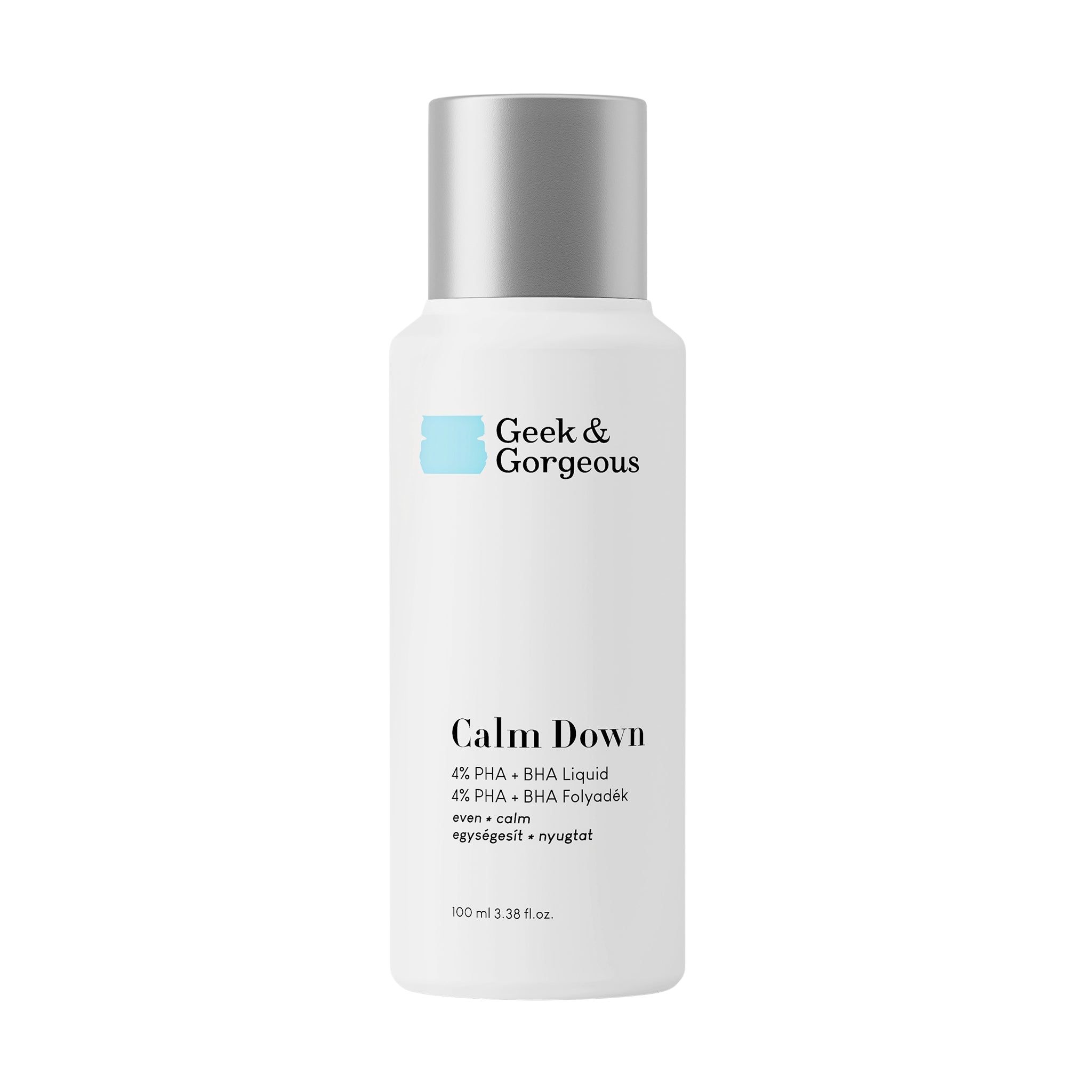 Weiße Flasche mit silbernem Deckel. Aufschrift: Geek & Gorgeous, Calm Down. Blaue Markierung. Text: 4% PHA + BHA Liquid.