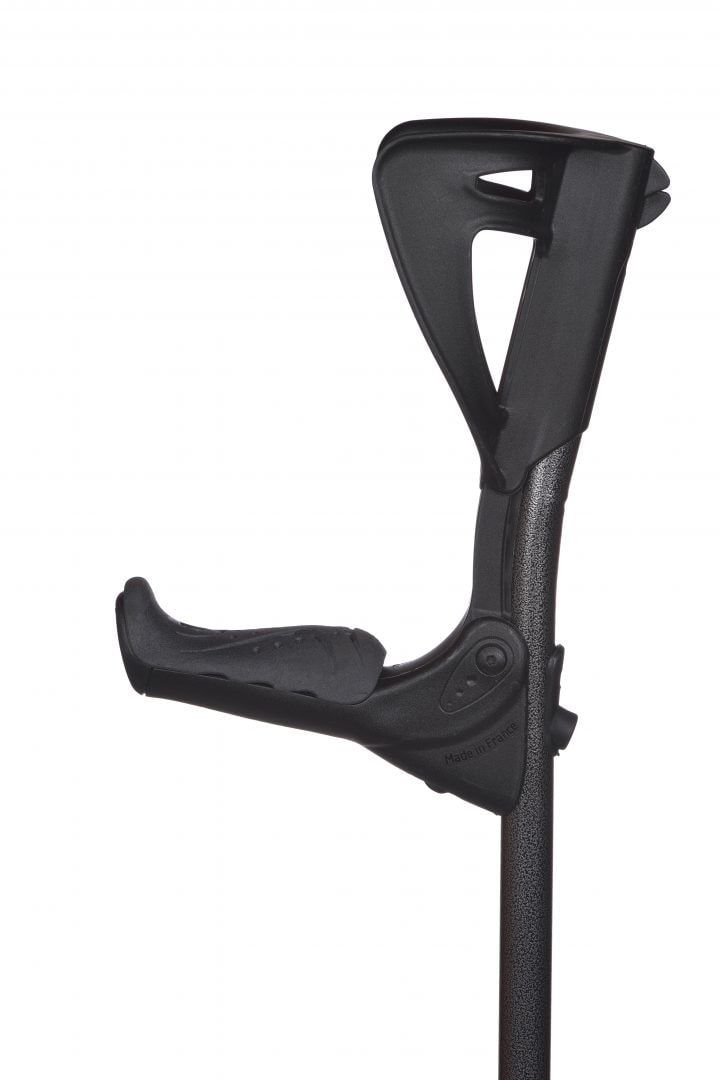 Schwarze Unterarmgehstütze. Ergonomischer Griff, Armauflage. Metallrohr, Kunststoffelemente. Made in Czech Republic.