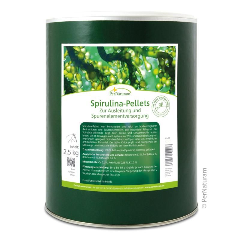 Grüne Dose mit Spirulina-Pellets. Aufschrift: Spirulina-Pellets zur Ausleitung und Spurenelementversorgung. 2,5 kg Inhalt.