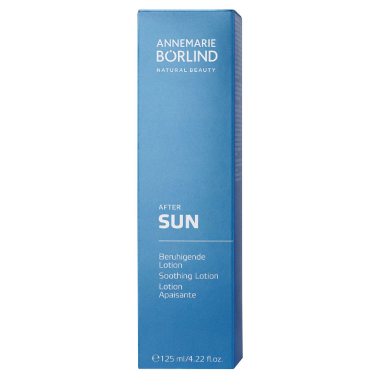Blaue Verpackung. Aufschrift: AFTER SUN, Beruhigende Lotion. Text in Deutsch, Englisch und Französisch. Weißer Hintergrund.