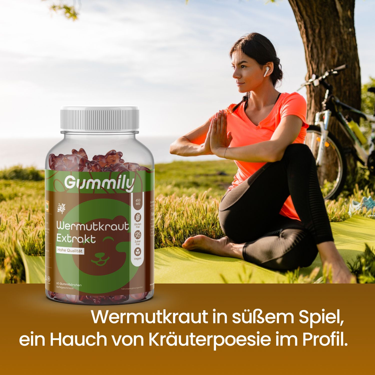 Gummily Flasche neben Frau beim Yoga. Text: Wermutkraut in süßem Spiel, ein Hauch von Kräuterpoesie im Profil.