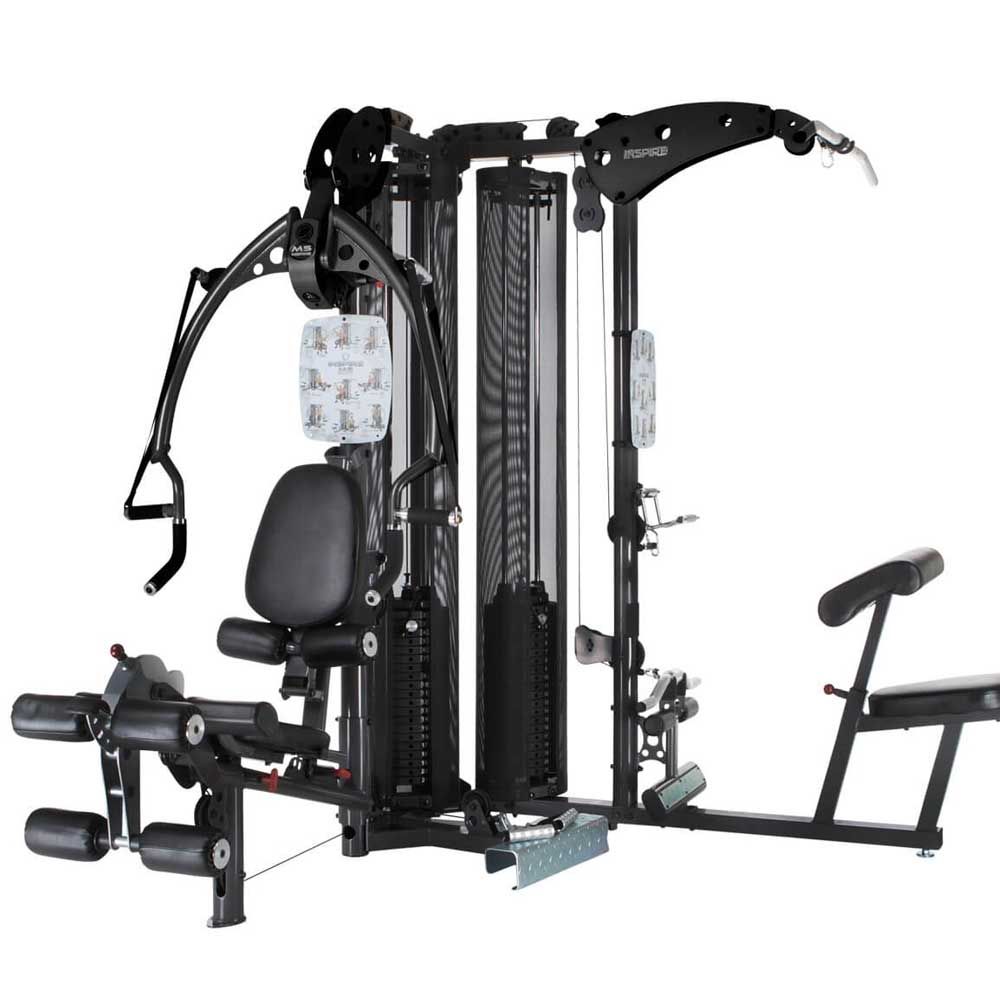 Multi-Gym INSPIRE by HAMMER M5. Schwarze Metallkonstruktion mit Polstern, Gewichten und Seilzügen. INSPIRE-Logo sichtbar.
