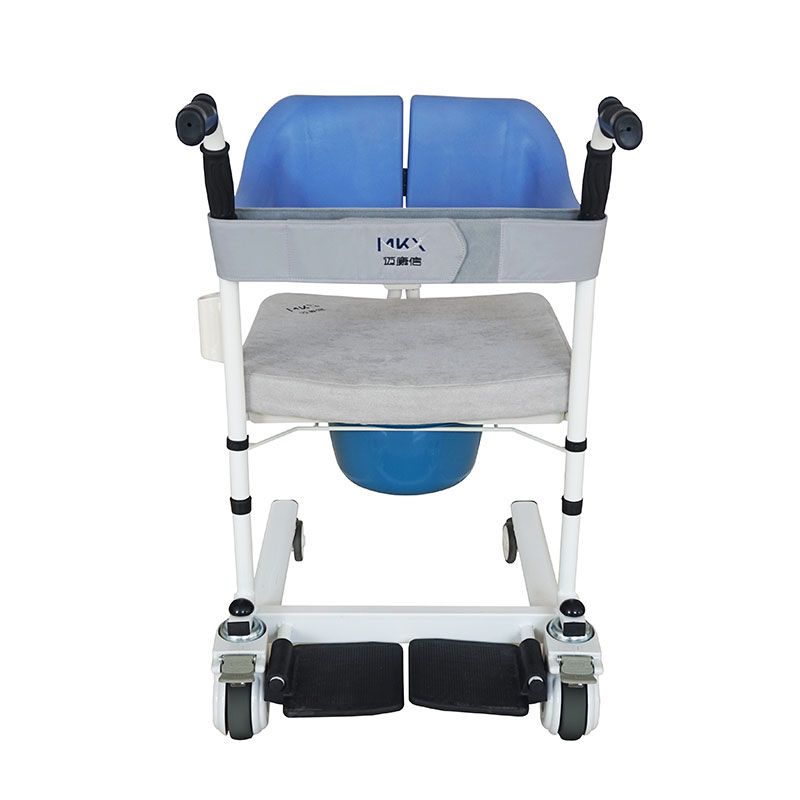 Duschstuhl mit Rädern und Fußstützen. Blaue Sitzfläche, weißer Rahmen. Mit Toiletteneimer.