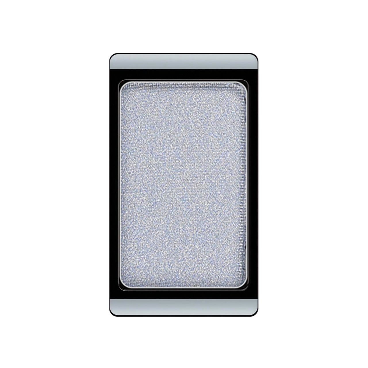 Artdeco Lidschatten Pearlfarben. Rechteckige Form, silberfarben. Schwarzer Rahmen, silberfarbener Deckel.