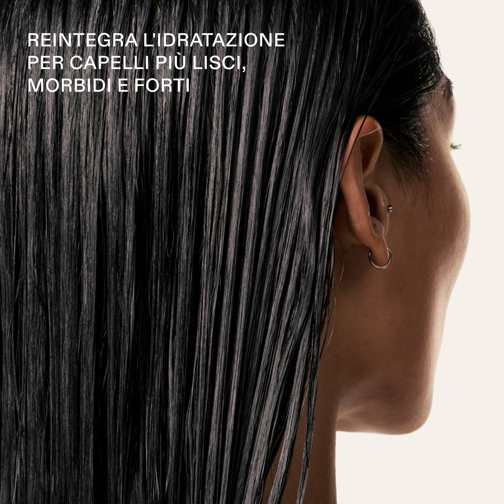 Nahaufnahme von nassem Haar. Text: REINTEGRA L'IDRATAZIONE PER CAPELLI PIÙ LISCI, MORBIDI E FORTI.