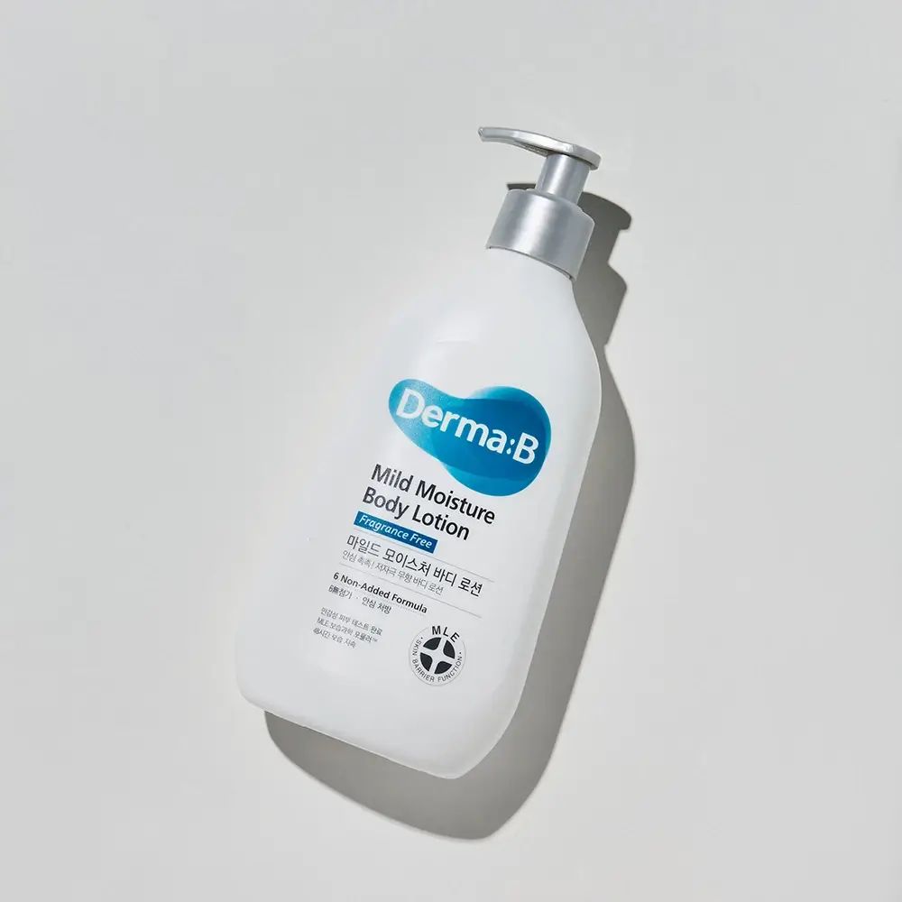 Schräg von oben fotografierte weiße Flasche mit Pumpe. Aufschrift: Derma:B Mild Moisture Body Lotion. Türkis-farbenes Logo.