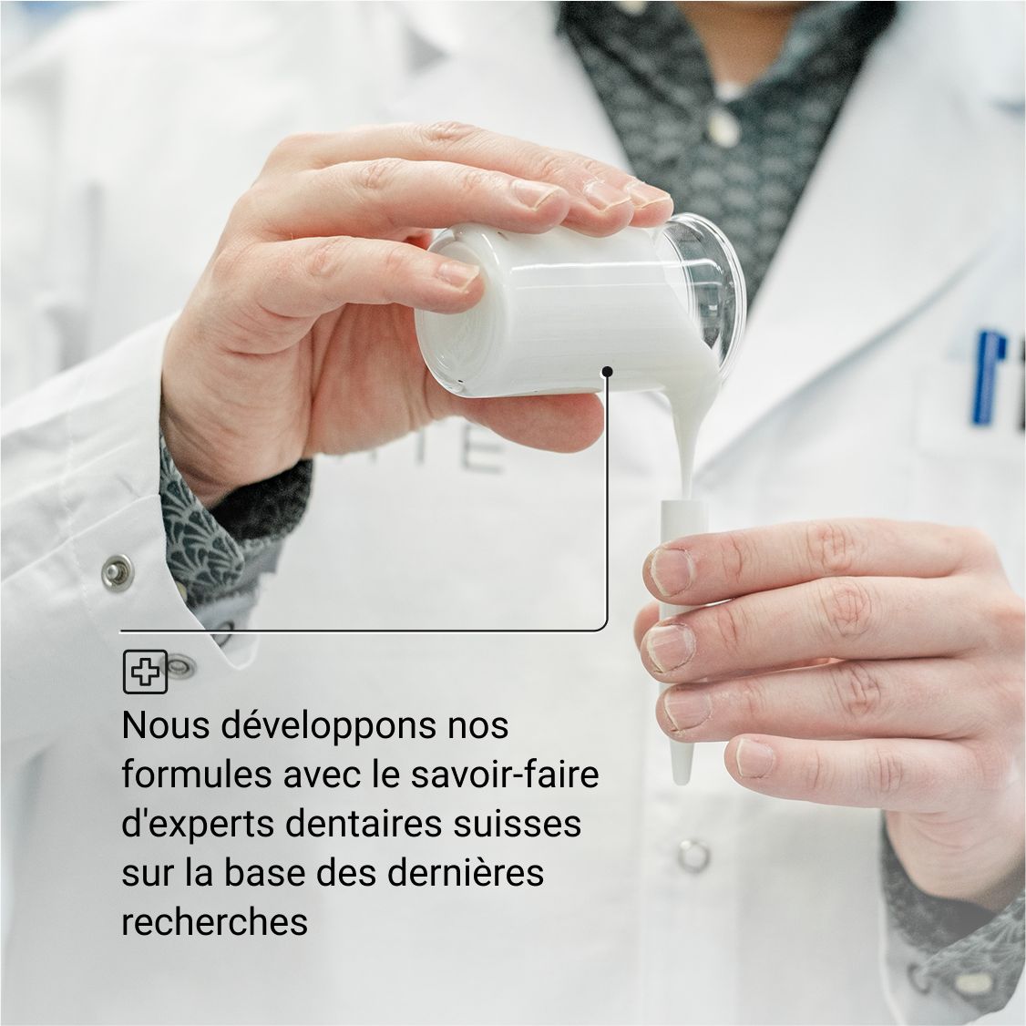 Graphique avec logos et texte sur fond bleu.