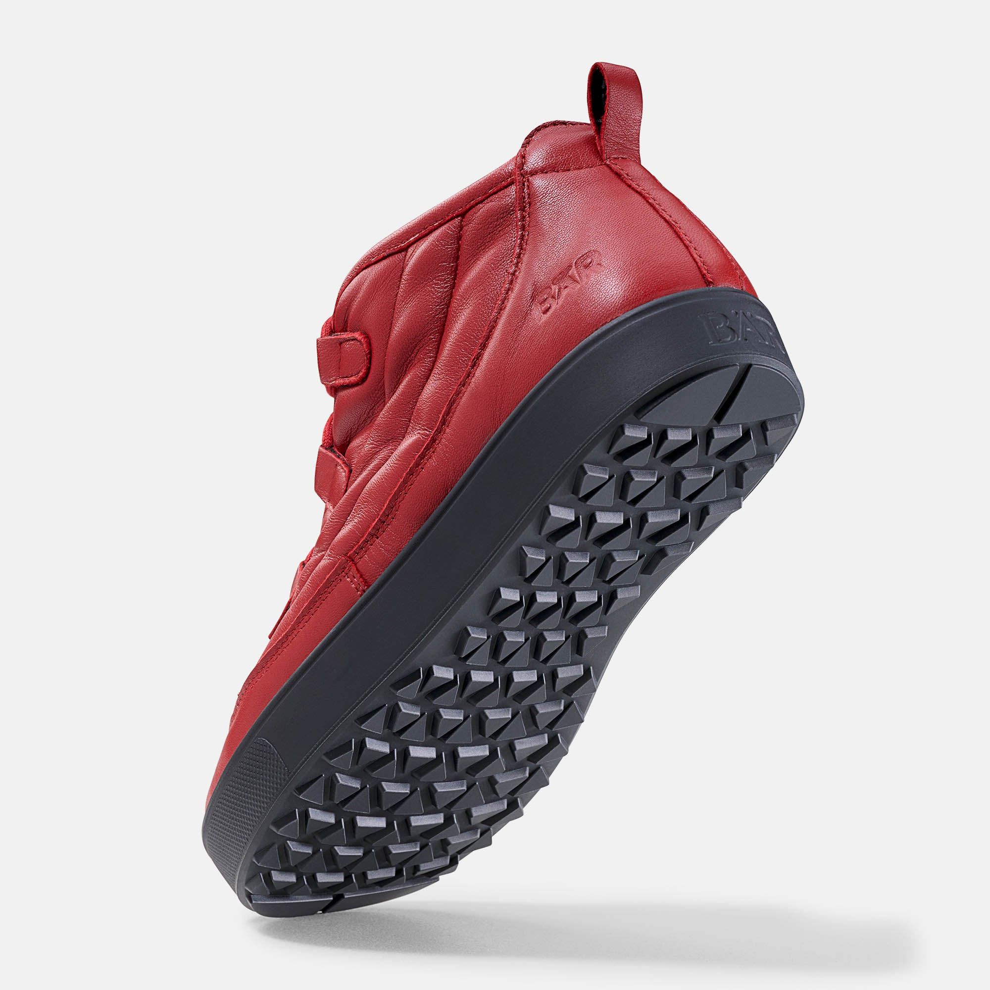 Rote Stiefelette mit Schnürung und breiter Sohle. Gepolstertes Obermaterial. Schwarze Sohle mit Profil. BÄR-Logo.