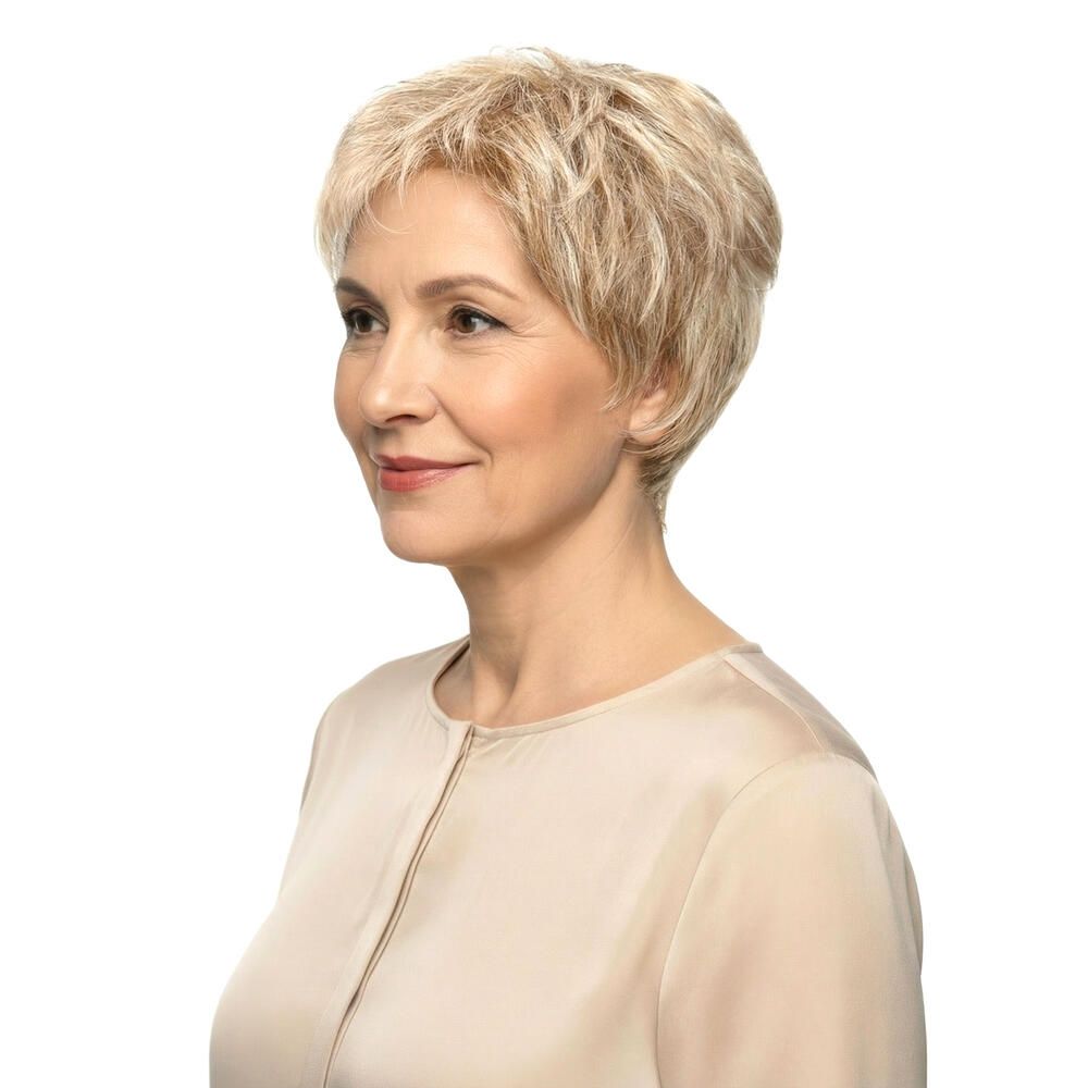 Kurzhaarperücke, blond, auf einer Frau. Seitenansicht. Die Frau trägt ein helles Oberteil.