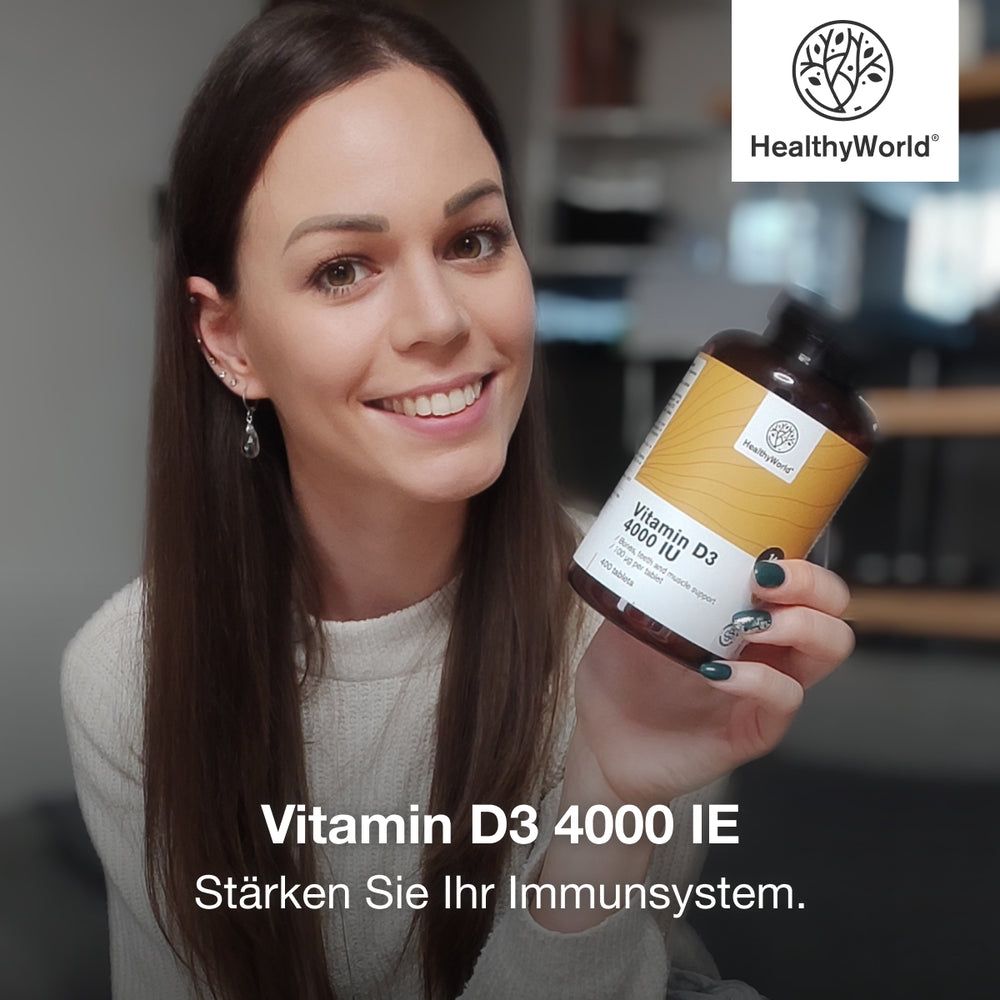 Frau hält eine Flasche mit der Aufschrift Vitamin D3 4000 IE. Logo HealthyWorld. Text: Stärken Sie Ihr Immunsystem.