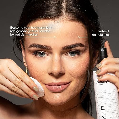 Vrouw houdt watje en spray vast. Tekst: CLEANSING SPRAY, LAYZIN. Pijlen naar gezicht.