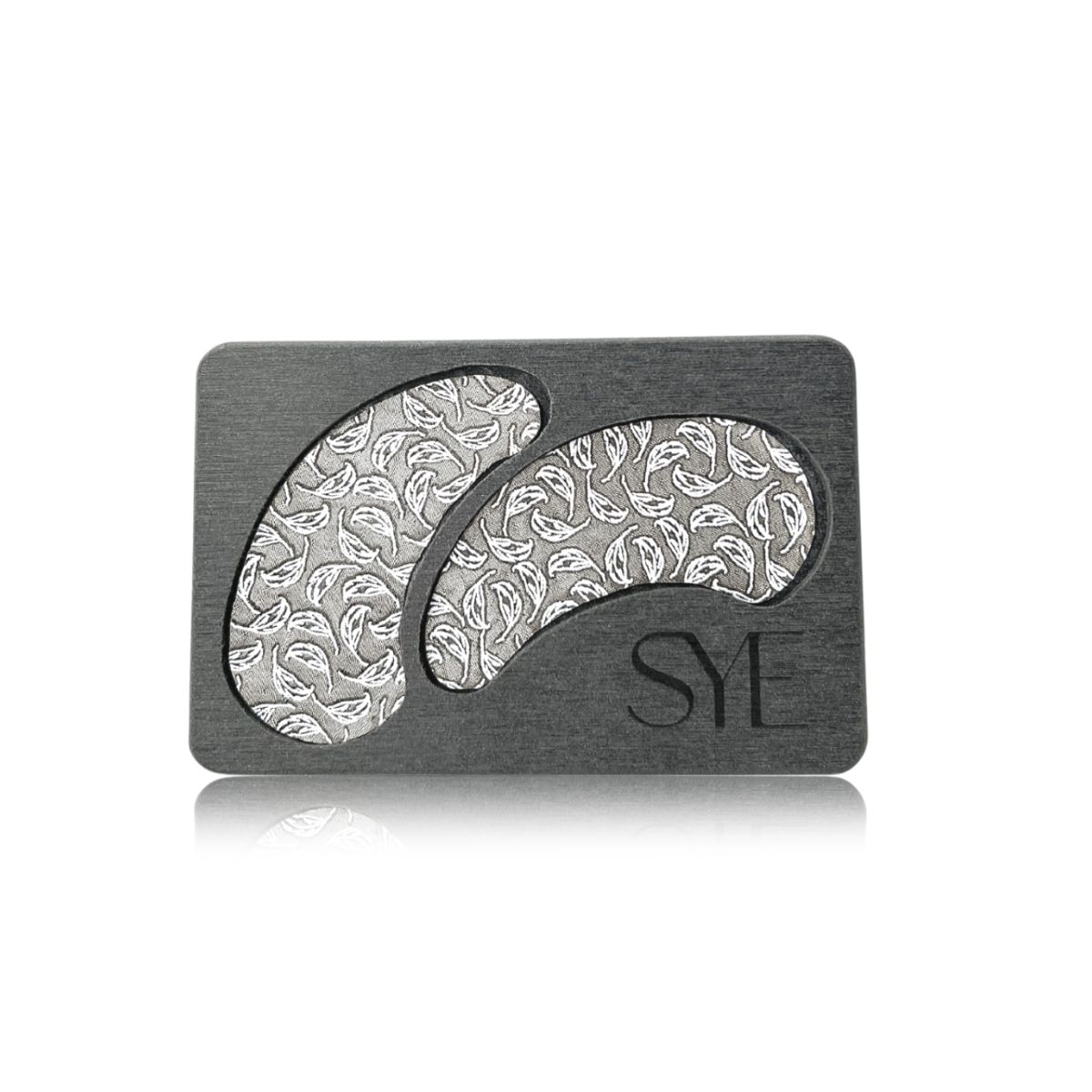 Graue Halterung mit zwei Augenpad-förmigen Aussparungen. Die Pads haben ein Muster aus Blättern. Das Logo "SYE" ist sichtbar.