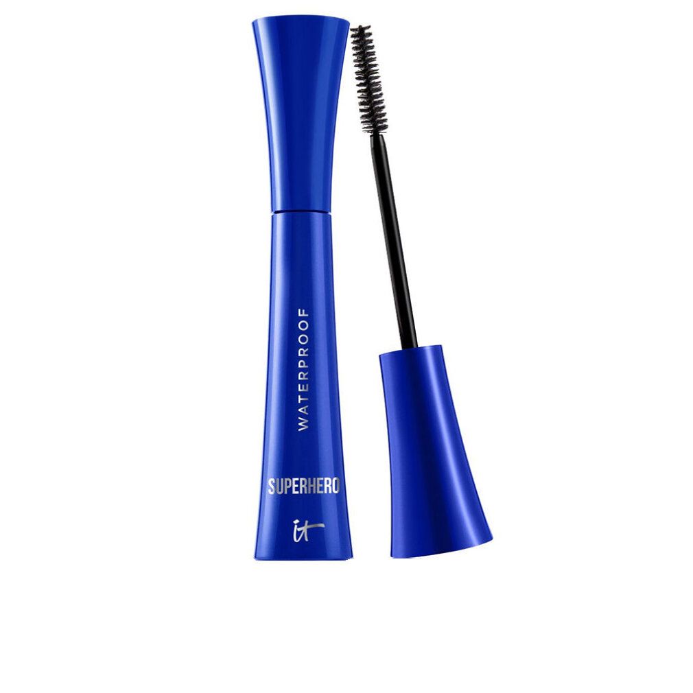 Blaue Mascarahülse mit schwarzer Bürste. Aufschrift: WATERPROOF, SUPERHERO. Marke: IT Cosmetics.