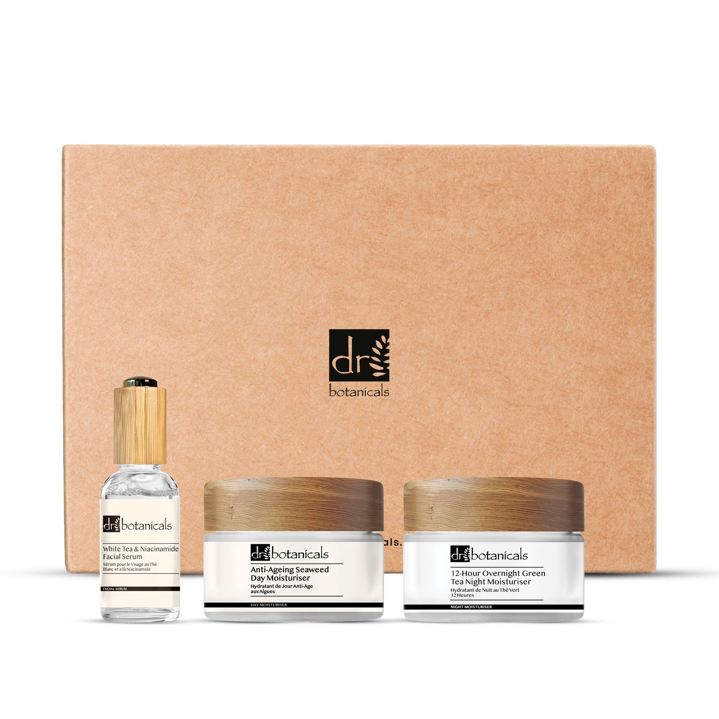 Geschenkset mit drei Produkten von dr. botanicals. Enthalten sind ein Serum, eine Tages- und eine Nachtcreme. Alle Produkte sind in Gläsern und Flaschen verpackt.