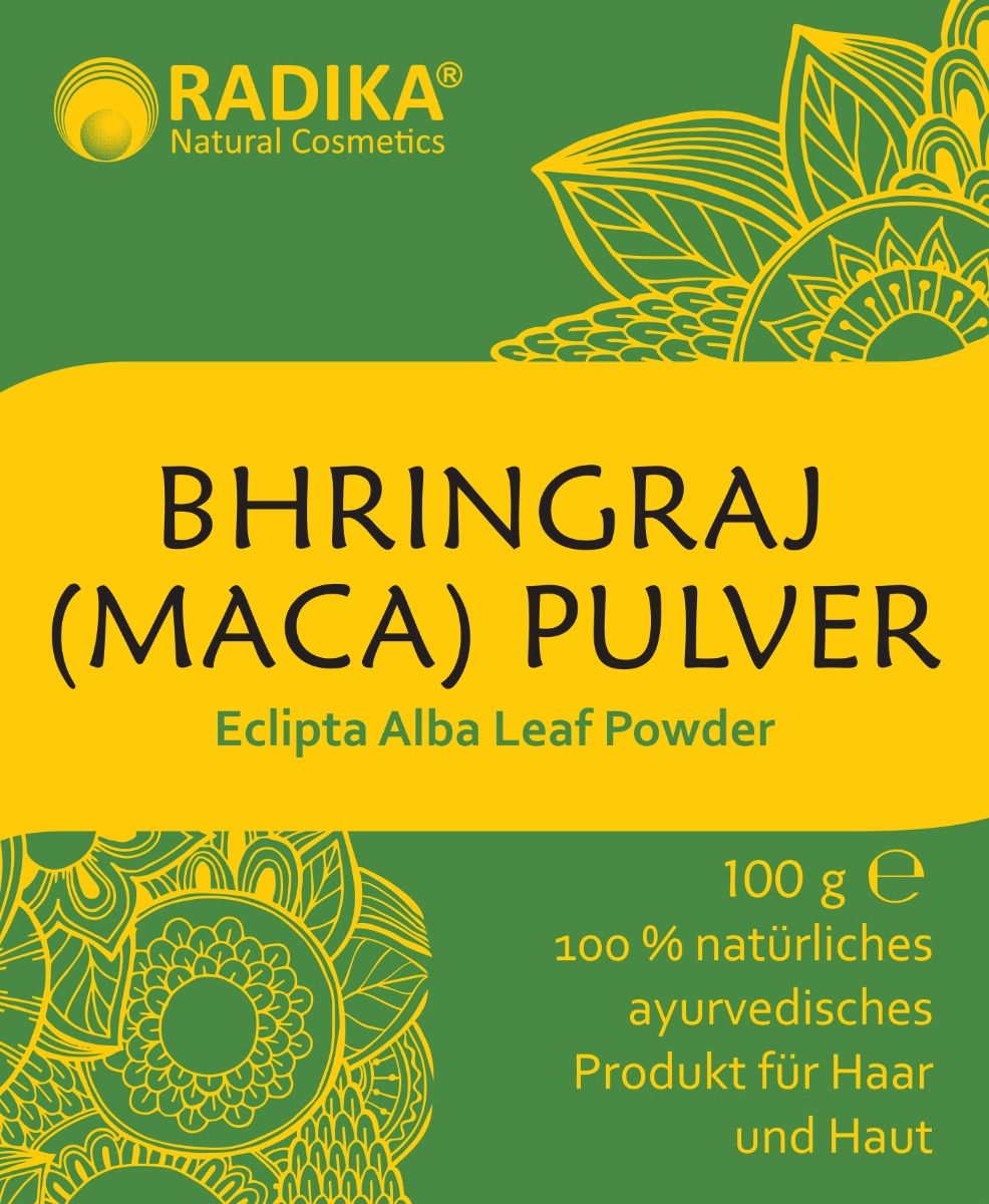 Nahaufnahme des Etiketts. Grün-gelbes Design mit Produktnamen: Bhringraj (Maca) Pulver, Eclipta Alba Leaf Powder. 100% natürliches Produkt.