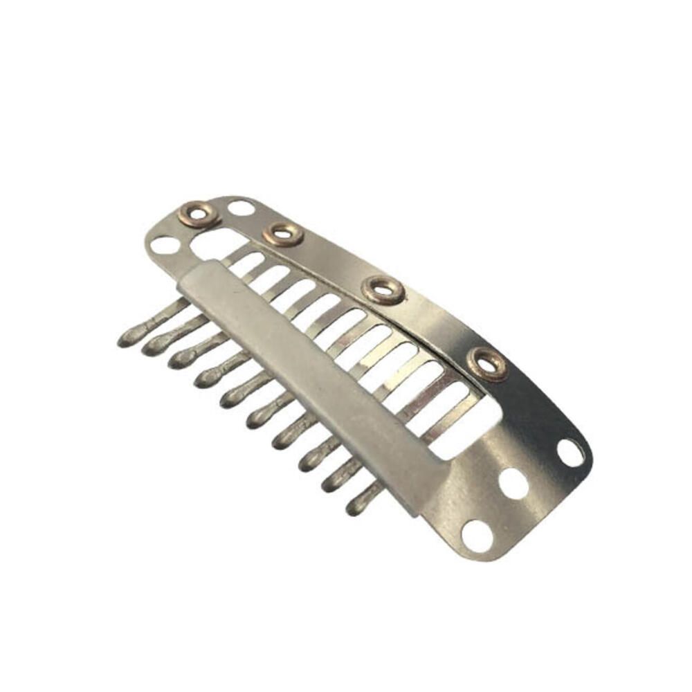 Metallclip mit Zähnen und Löchern. Silberfarbenes Material. Detailansicht.