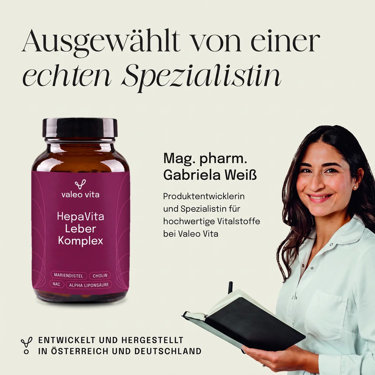 Eine Frau in einem weißen Kittel hält ein Notizbuch und einen Stift. Daneben steht eine Flasche Valeo Vita HepaVita Leber Komplex.
