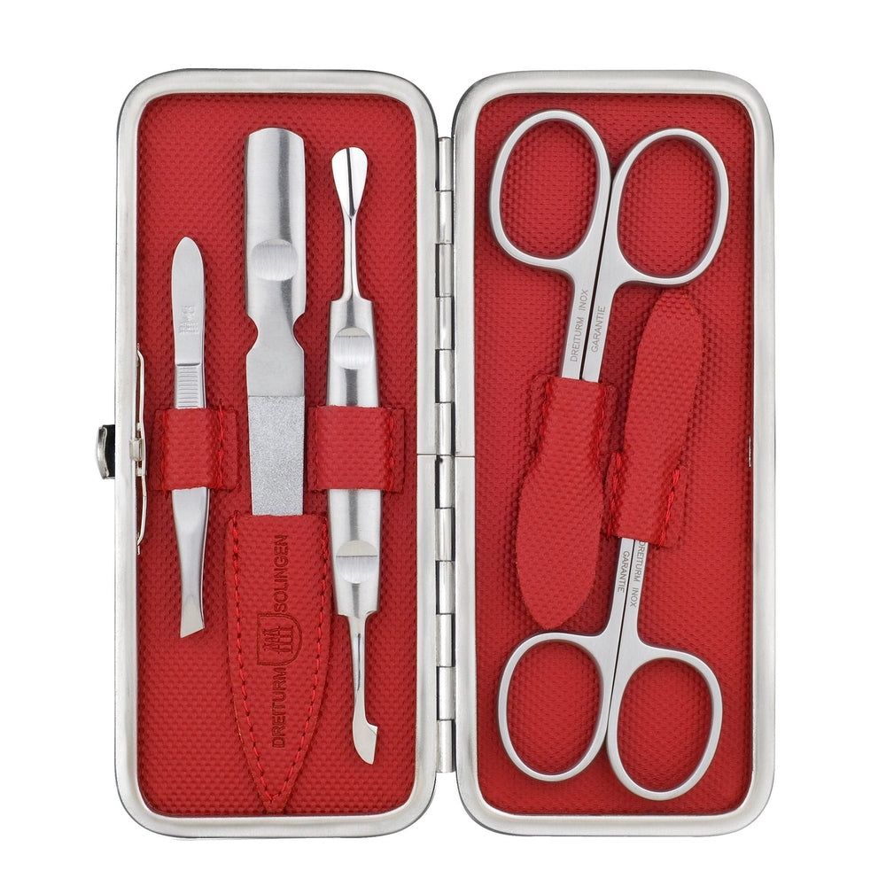 Maniküre-Set in silberfarbenem Etui mit rotem Innenfutter. Enthält Nagelscheren, Feile und weitere Werkzeuge. DREITURM Solingen.