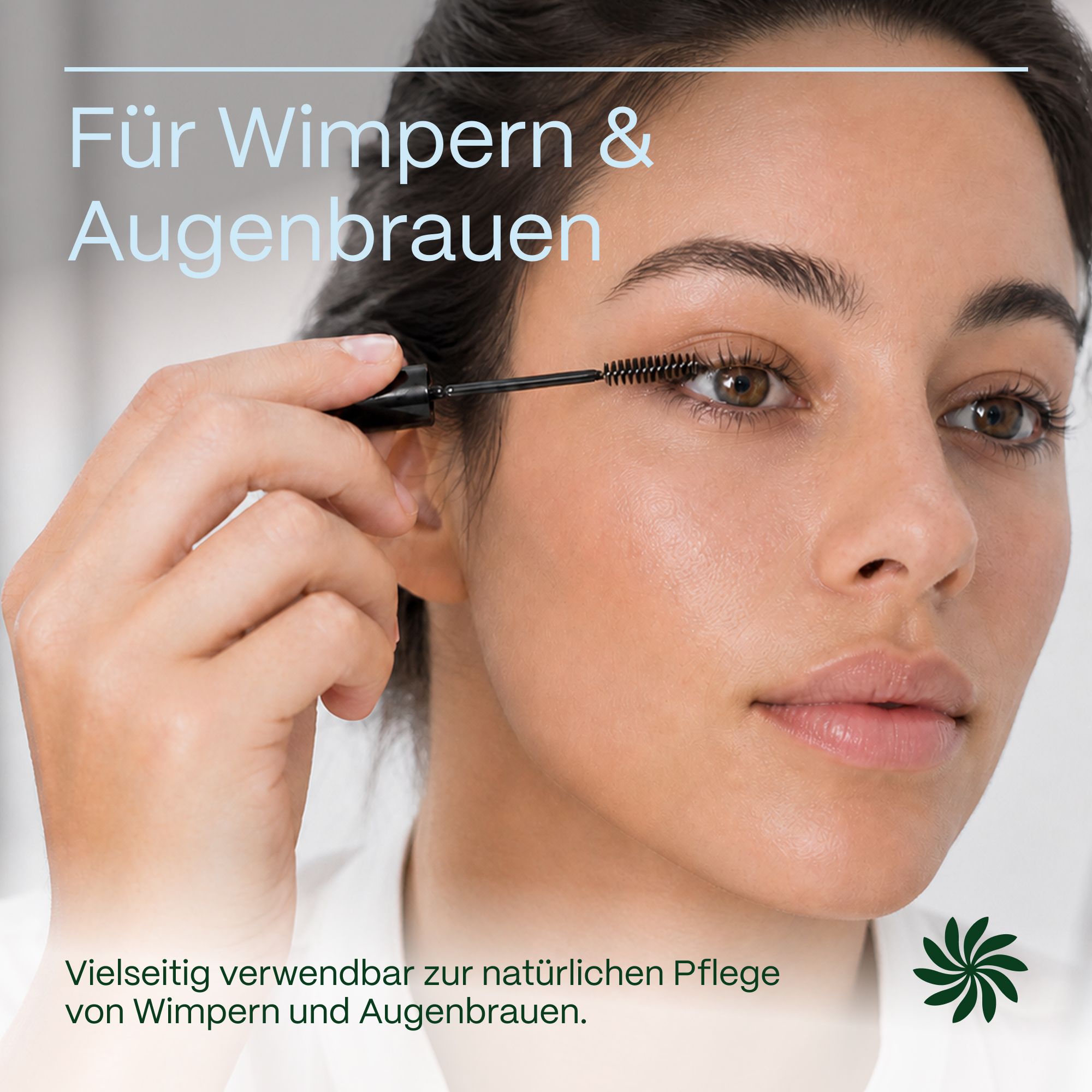 Frau trägt Rizinusöl auf Wimpern auf.