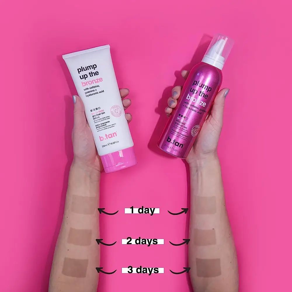 Hände halten eine Tube und ein Spray. Arme zeigen Bräunungsergebnisse nach 1, 2 und 3 Tagen. Aufschrift: Plump Up the Bronze.