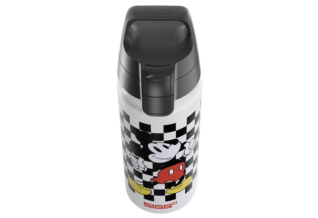 Trinkflasche mit Schachbrettmuster und Mickey Mouse-Motiv. Schwarzer Deckel, weißer Körper. SIGG-Logo sichtbar.