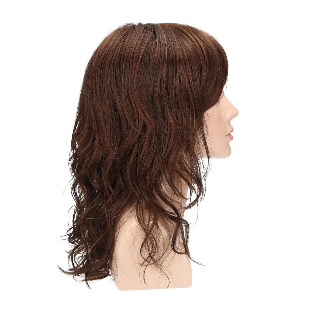 Perücke Estelle von trendhair, braun, mit Pony, auf einem Schaufensterkopf. Seitenansicht.