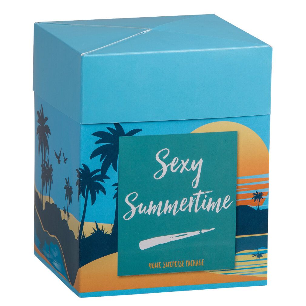 Verschiedene Produkte, darunter eine blaue Elefantenmaske, eine Box mit "Sexy Summertime" Aufschrift, eine Sonnenbrille und ein Cocktail.
